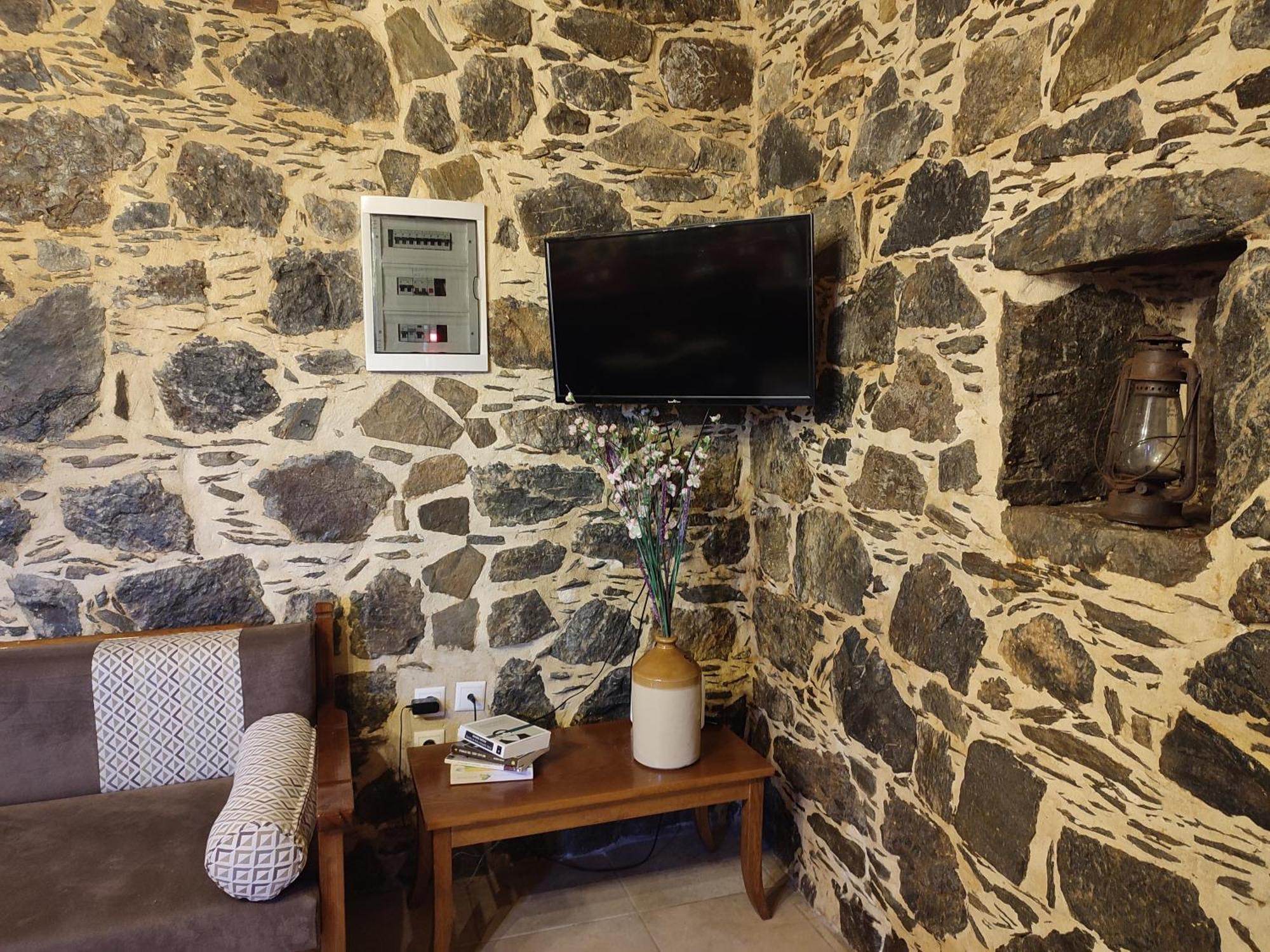Grandma Agatha & Virginia'S Stonehouse Apartment Kefalion Room photo